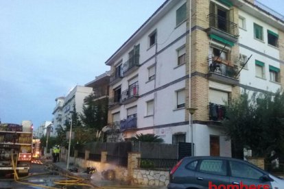 Pla general de l'edifici on s'ha originat un incendi a El Vendrell, amb una persona ferida greu i una desena de desallotjats. (12/11/2016)