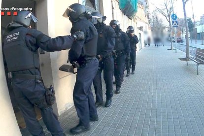 Els Mossos d'Esquadra al carrer abans d'entrar en un dels registres domiciliaris.