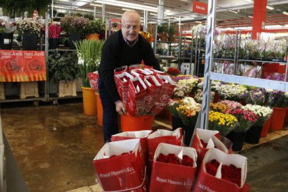 Josep Ruiz, majorista de roses del Mercat de Flor i Planta Ornamental de Catalunya, prepara encàrrecs per Sant Jordi.