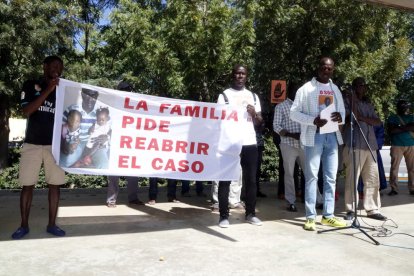 La concentración que se ha hecho en la plaza de Pau de Salou, con la pancarta de fondo, en recuerdo de Mor Sylla.