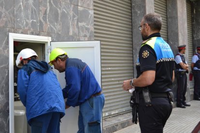 Los operarios llevando a cabo, de nuevo, el corte a las conexiones ilegales al suministro.