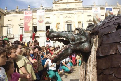 L'emblemàtica bèstia del Seguici Festiu tornarà a llançar caramels, després de cinc anys sense fer-ho, en la quarta edició de la seva Baixada, el dia 20