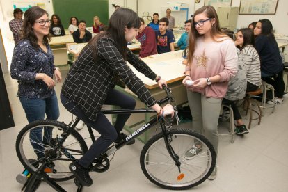 Repsol se ha presentado en las aulas para realizar diferentes talleres y experimentos al lado de alumnos de 3º y 4º de ESO.