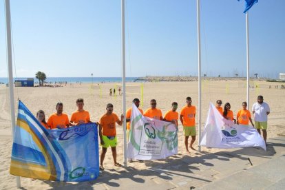 Imatge d'arxiu de la col·locació d eles banderes a les platges.