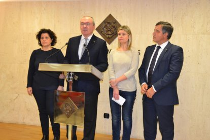 L'alcalde Carles Pellicer en compareixença amb els portaveus dels grups municipals del govern, Montserrat Vilella, Noemí Llauradó i Jordi Cervera. Imatge de l'11 de febrer de 2017