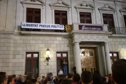 La pancarta penjada al balcó de l'Ajuntament de Reus