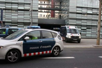 Imagen de archivo de vehículos de los Mossos abandonando las dependencias policiales.