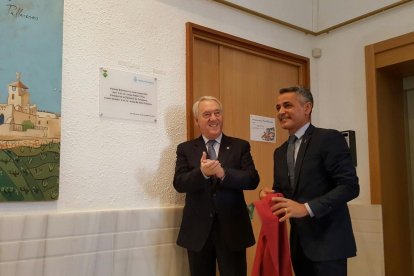 Josep Poblet, presidente de la Diputación de Tarragona, y el alcalde Josep Mª Nolla, descubrieron la placa de la biblioteca.