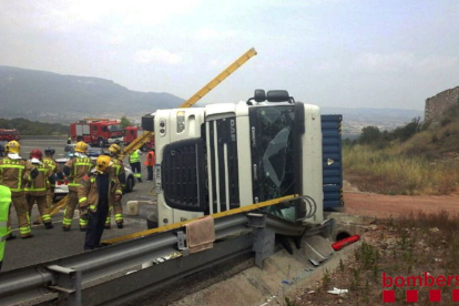 Los bomberos han tenido que excarcelar al camionero, que ha quedado atrapado en la cabina del vehículo.