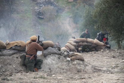 Plano abierto de la recreación del último combate de la Batalla del Ebro, con una trinchera republicana y soldados nacionales que avanzan.