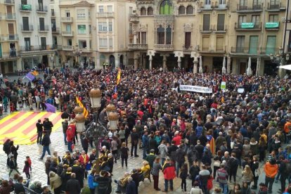 Concentración de manifestantes a favor de los presos políticos en la plaza Mercadal de Reus.