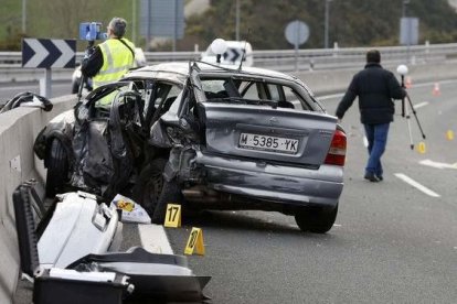 Imatge del vehicle després de produir-se el xoc contra l'ambulància.