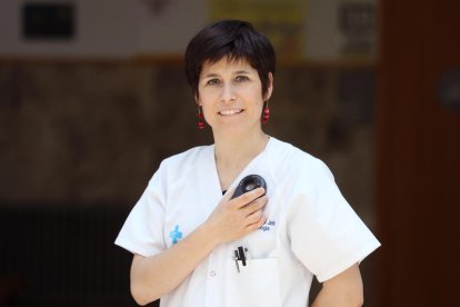 La dermatoscòpia (a la foto la doctora sostenint un dermatoscopi) és clau en la detecció.