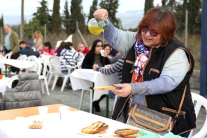 Los assistens en la Feria han podido probar el aceite nuevo de 'raig'.