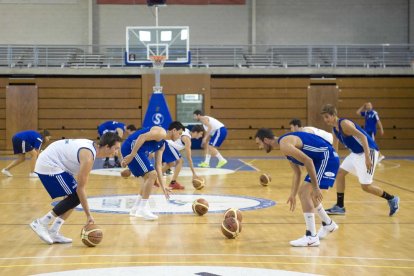 Los jugadrs del CBT, entrenando en el pabellón del Serrallo.