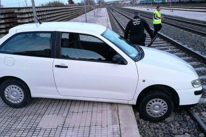 Imagen del coche que cayó a los raíles por 'un despiste'.