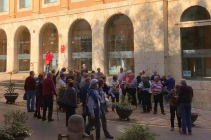 Los turistas, en la puerta de la Antigua Audiencia.