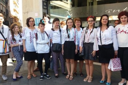 Els alumnes romanesos somriuen en una fotografia de família realitzada a la plaça Corsini.