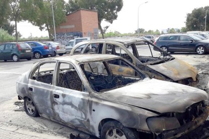 Estat en què van quedar els dos vehucles afectats pel foc.