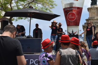 El primer tram de la Rambla Nova de Tarragona ha acollit el Feel Vermut solidari a favor de la Fundació Noelia.