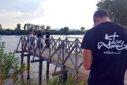 Un operador de càmera gravant una de les escenes de la nova sèrie documental sobre dansa de Netflix al delta de l'Ebre.