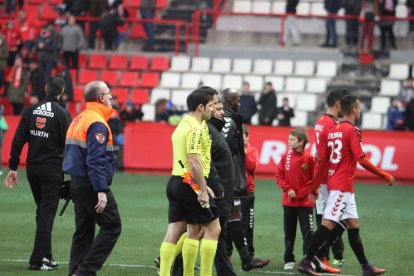 La tripleta arbitral abandona el campo entre una sonora pitada después del Nàstic-Tenerife.