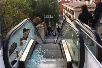 El hombre destrozó uno de los cristales al recoger los hierros que habían caído.