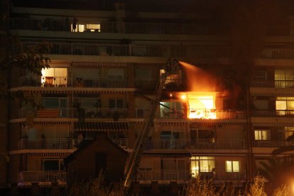 Els bombers treballen en un incendi, en una imatge d'arxiu.