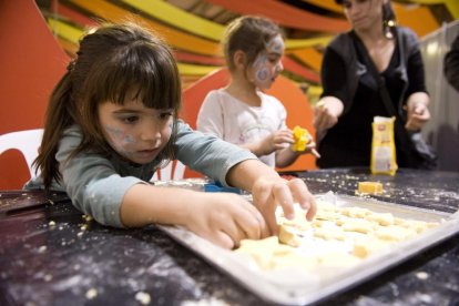 Una niña en un taller de cocina de la pasada edición del Parc de Nadal.