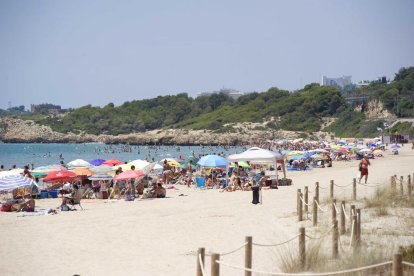 La Platja Llarga plena d'usuaris durant l'estiu en una fotografia d'arxiu.