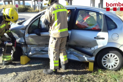 Imatge dels Bombers procedint a l'excarceració d'un dels conductors.