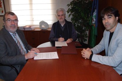 L'alcalde del Vendrell, Martí Carnicer, el gerent de la Xarxa Sanitària i Social de Santa Tecl, Josep M. Adserà i el regidor de Salut, Ferran Trillas durant la signatura.