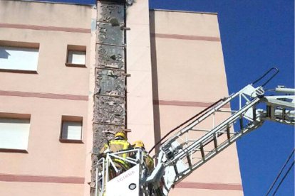 Imatge dels bombers quan ja havien aconseguit apagar el foc de la xemeneia.