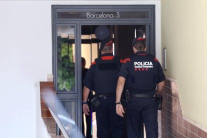 Agentes de los Mossos D'Esquadra realizando una entrada en un piso de Torredembarra.