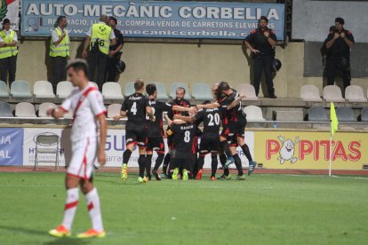 Los jugadores del Reus celebran un gol contra el Rayo.