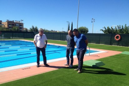 D'esquerra a dreta, Eduard Rovira, Vale Pino i Raúl García, a la piscina.