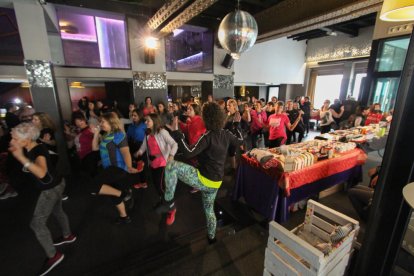 La sessió de zumba va aplegar un gran nombre de participants.