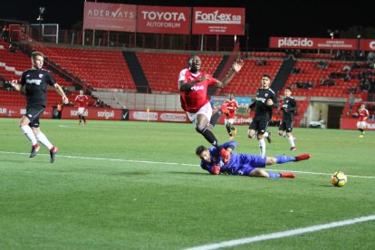 Emaná, durante el duelo del domingo, en la acción del posible penalti que no pitó el árbitro.