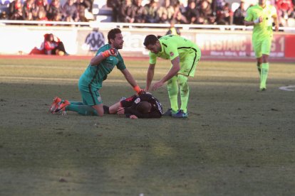 El jugador después de recibir la patada por parte del portero rival.