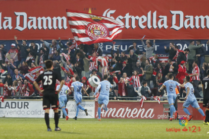 Guzzo, capcot, després del primer gol del Girona.