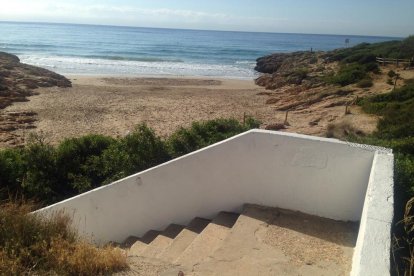 Imatge de l'accés a la platja dels Capellans.