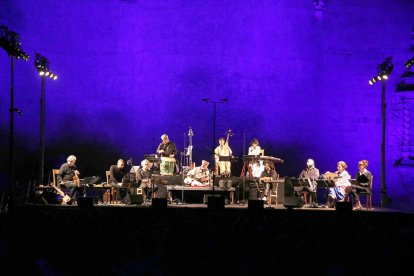 Imatgel del primer concert del V Festival de Música Antiga de Poblet, sota la direcció artística de Jordi Savall, a la plaça de l'Església del monestir.