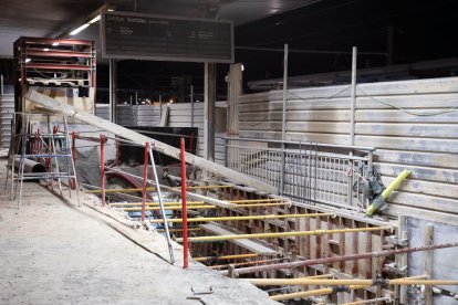 El ascensor del andén 1 ha sido el primero de los dos de que dispondrá la estación que ha sido instalado por los operarios.