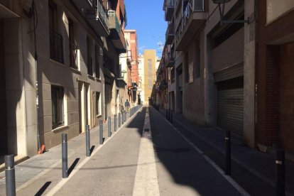 Los testigos|testimonios aseguran que el hombre detenido hacía horas que paseaba con el cuchillo.