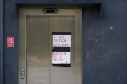 En la puerta superior del ascensor se pueden ver dos carteles informativos.