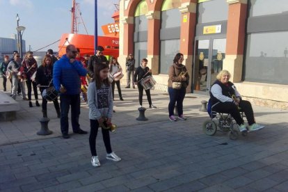 Paqui Bori y sus compañeros de lado ensayando los toques, ayer por la mañana.