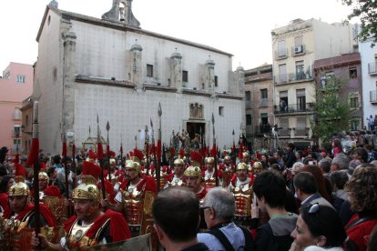 Los Armats de la Sang saliendo de la iglesia de Nazaret, durante la procesión del Viernes Santo.