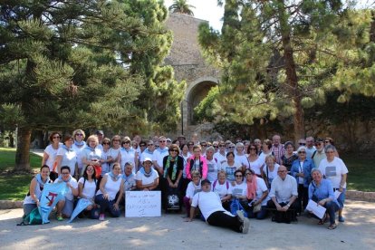 Els participants de la caminada conjunta al Camp de Mart.