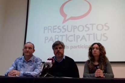 L'alcalde, Albert Batet, al centre, durant la presentació del pressupost participatiu.