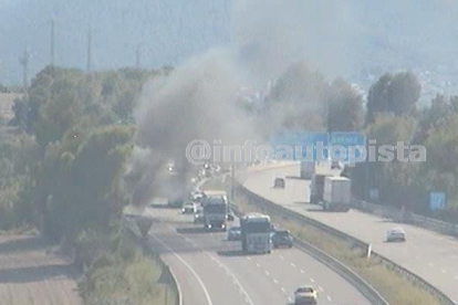 Una furgoneta se incendia al AP-7 en Banyeres del Penedès y provoca hasta un kilómetro de retenciones